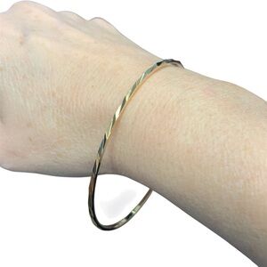 Avon classic style  Gold-Tone Bangle Bracelet size large 1991 NIB